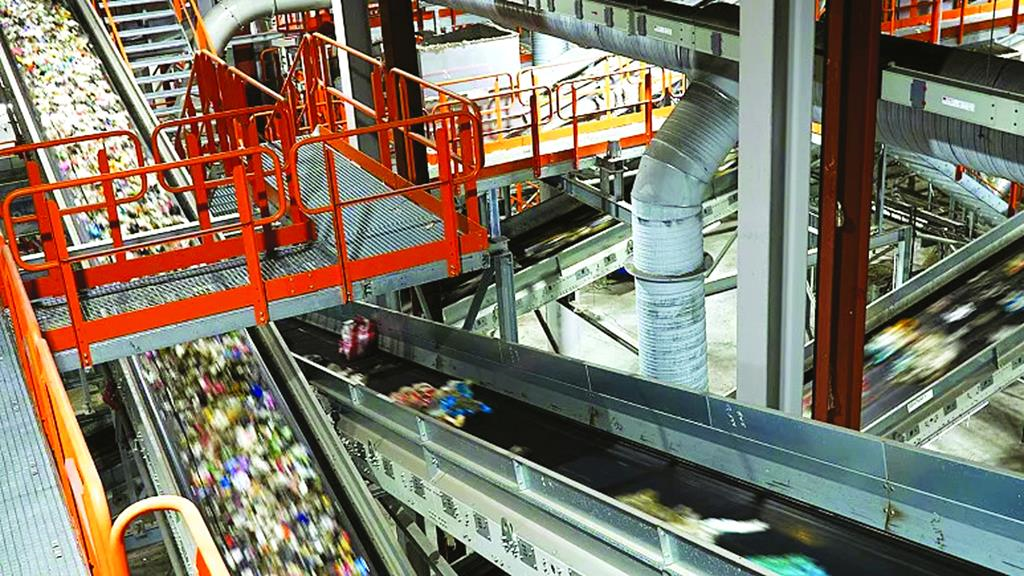 Một công đoạn trong quy trình phân loại nhựa tại Nhà máy Site Zero ở TP Motala, Thụy Điển - ẢNH: DAVID KEYTON (AP)